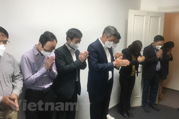 Vietnamese Embassy in Germany offers incense to celebrate Uncle Ho s birthday